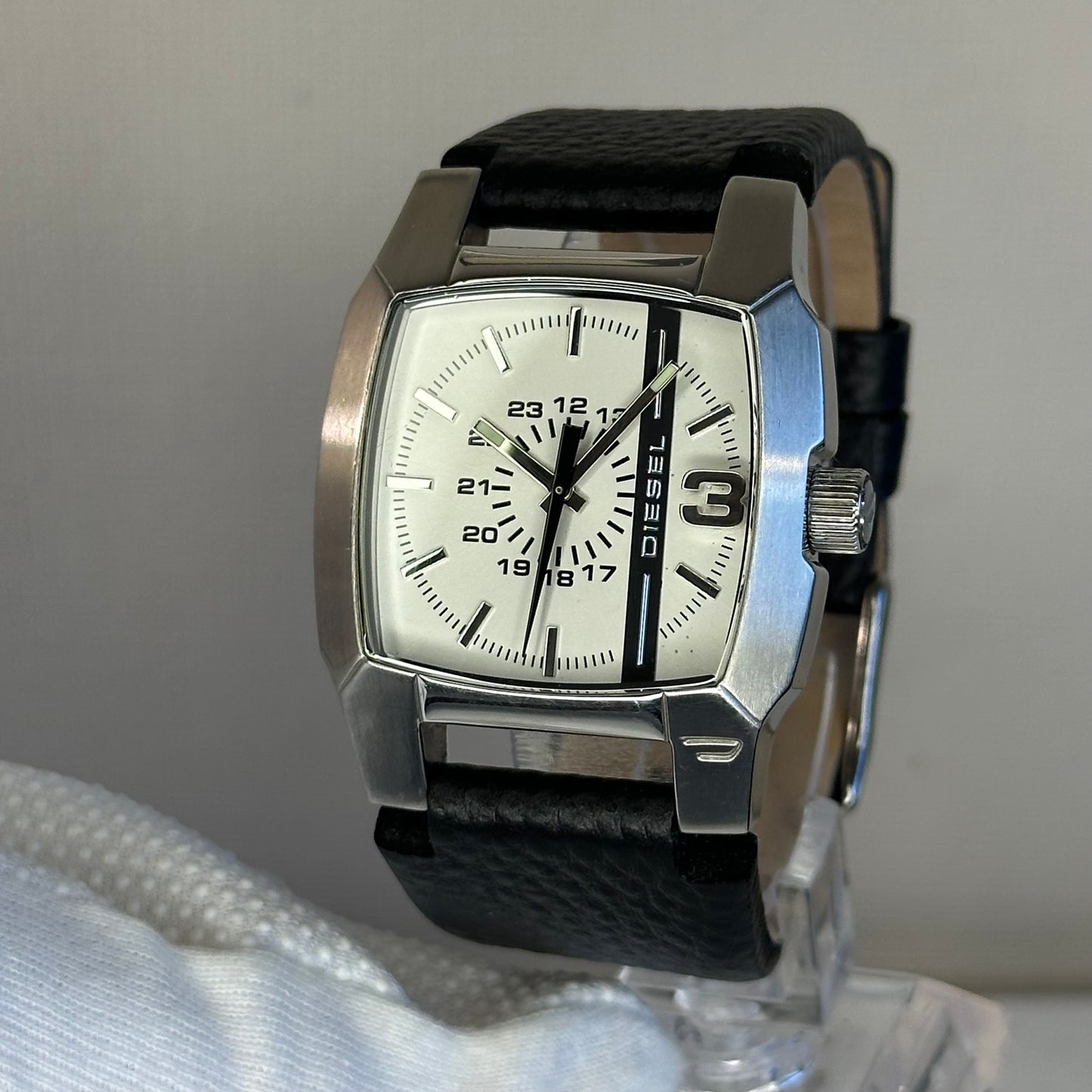 Reloj Diesel Cliffhanger DZ1091 Año 2009 Caja cuadrada y estética industrial Dial 24 horas