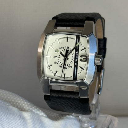 Reloj Diesel Cliffhanger DZ1091 Año 2009 Caja cuadrada y estética industrial Dial 24 horas