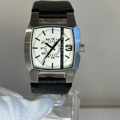 Reloj Diesel Cliffhanger DZ1091 Año 2009 Caja cuadrada y estética industrial Dial 24 horas