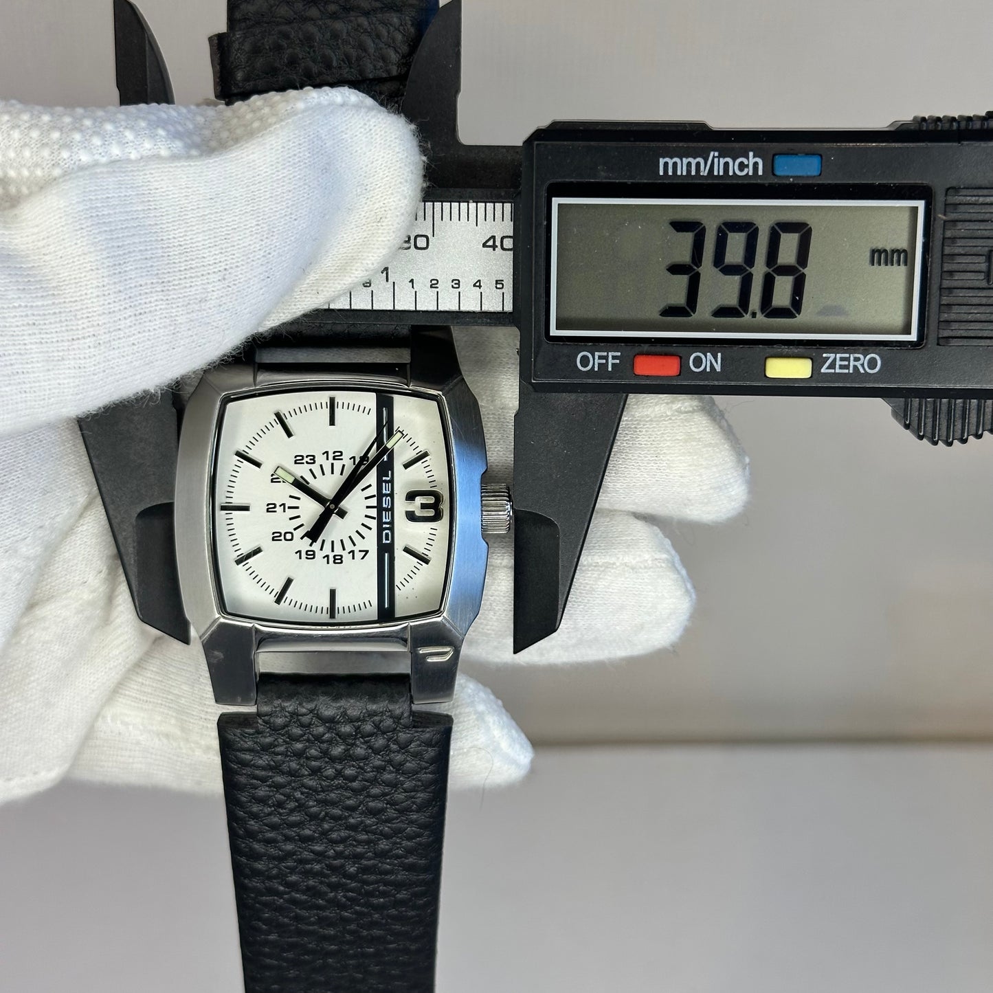 Reloj Diesel Cliffhanger DZ1091 Año 2009 Caja cuadrada y estética industrial Dial 24 horas