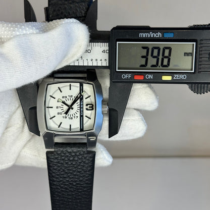 Reloj Diesel Cliffhanger DZ1091 Año 2009 Caja cuadrada y estética industrial Dial 24 horas