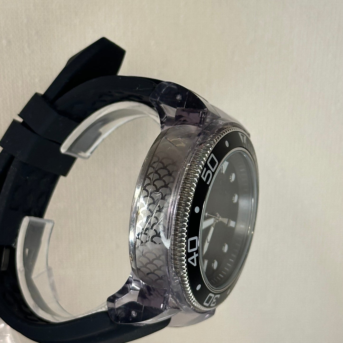 Reloj Invicta Pro Diver Hombre 32330 Caja translúcida Año 2019 Diseño Escamas
