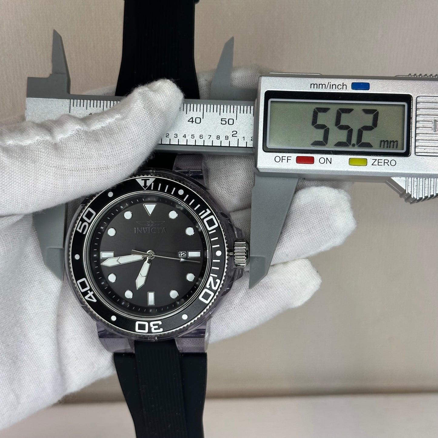 Reloj Invicta Pro Diver Hombre 32330 Caja translúcida Año 2019 Diseño Escamas