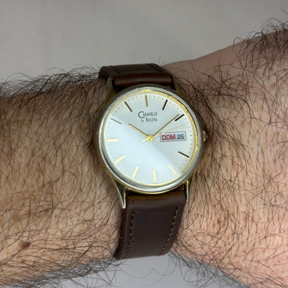Reloj de hombre Caravelle by BULOVA 42C43 Day-Date de 1993 Minimalismo Noventero