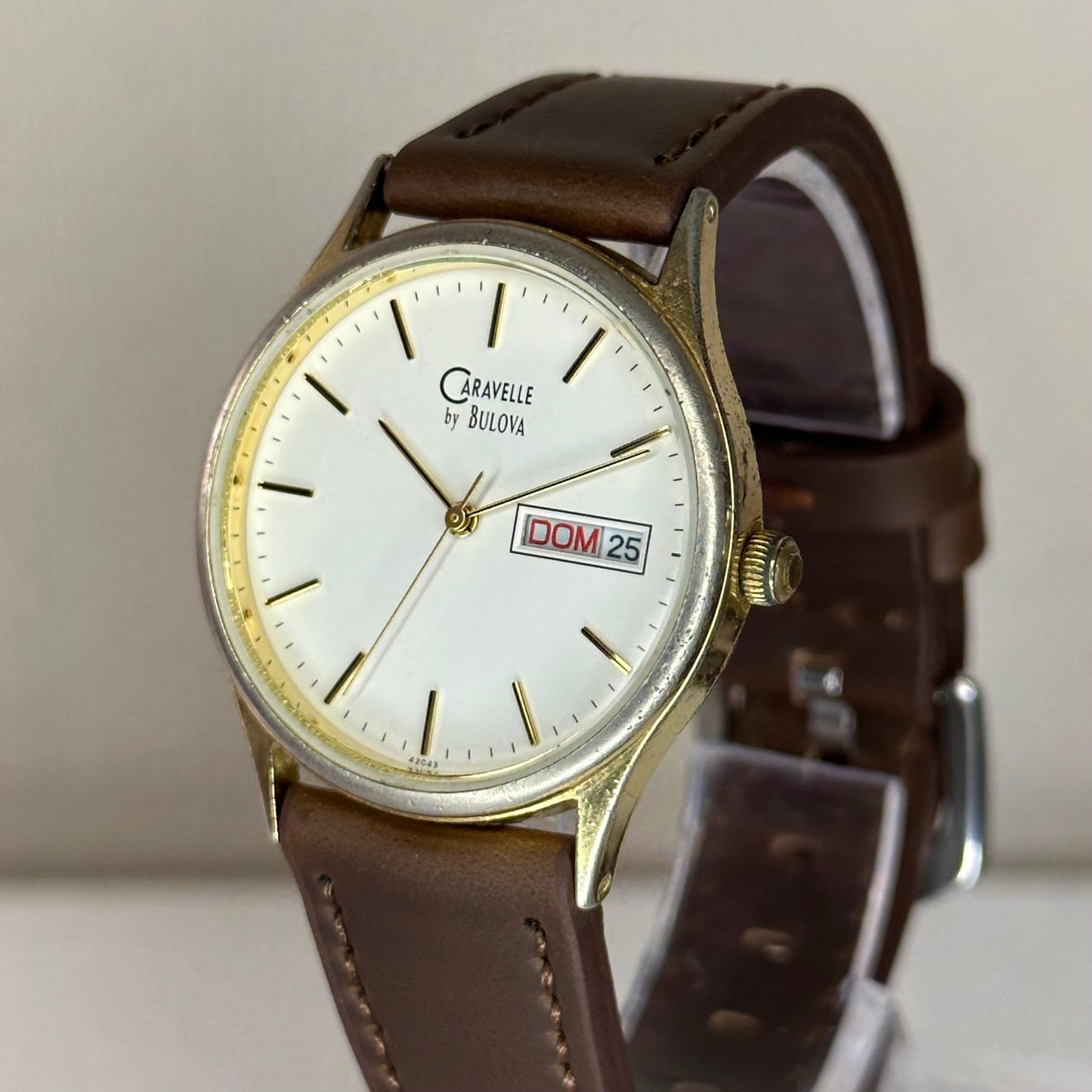 Reloj de hombre Caravelle by BULOVA 42C43 Day-Date de 1993 Minimalismo Noventero