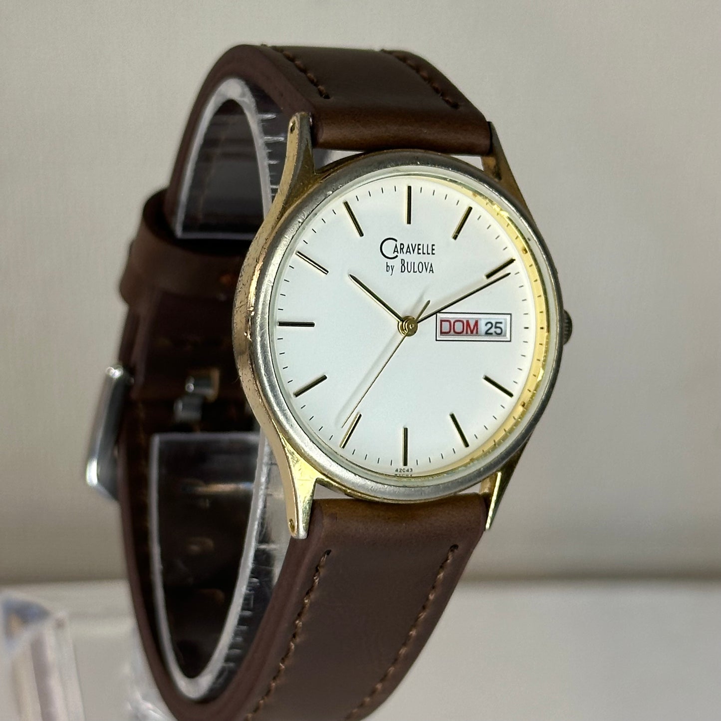 Reloj de hombre Caravelle by BULOVA 42C43 Day-Date de 1993 Minimalismo Noventero