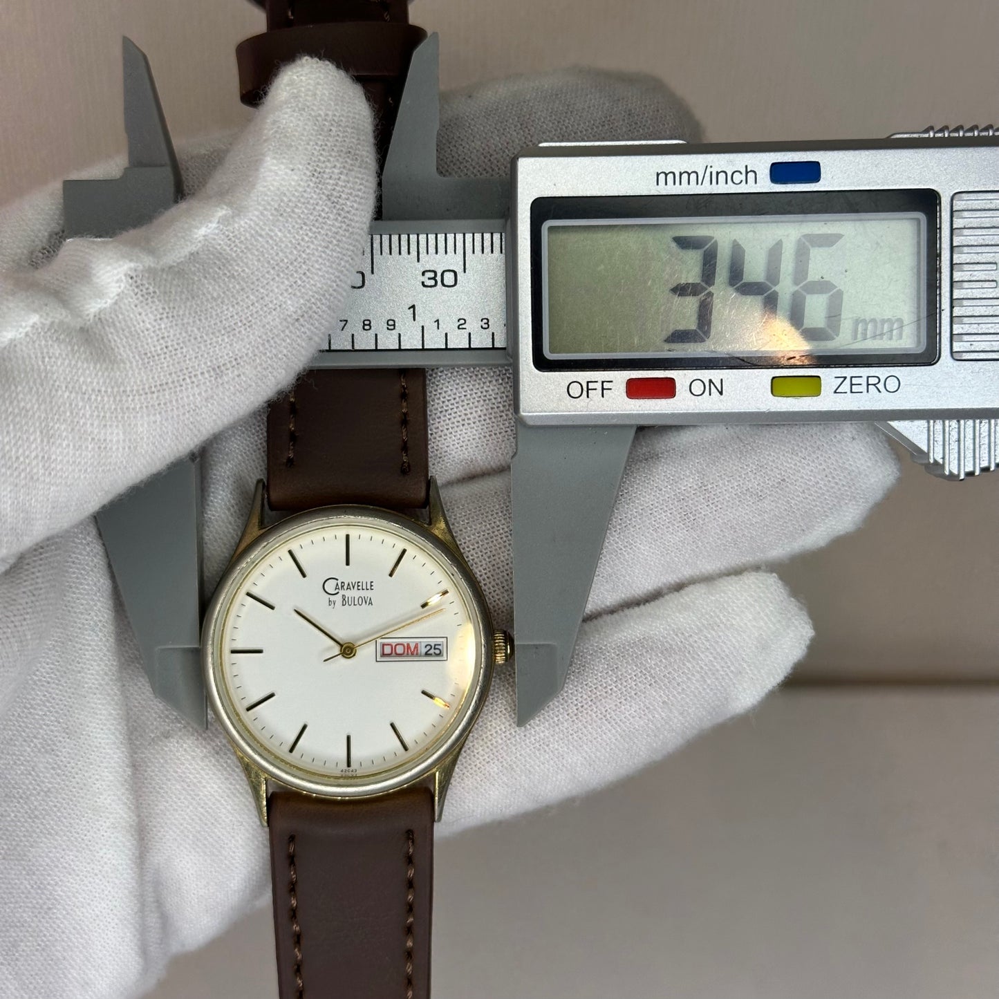 Reloj de hombre Caravelle by BULOVA 42C43 Day-Date de 1993 Minimalismo Noventero