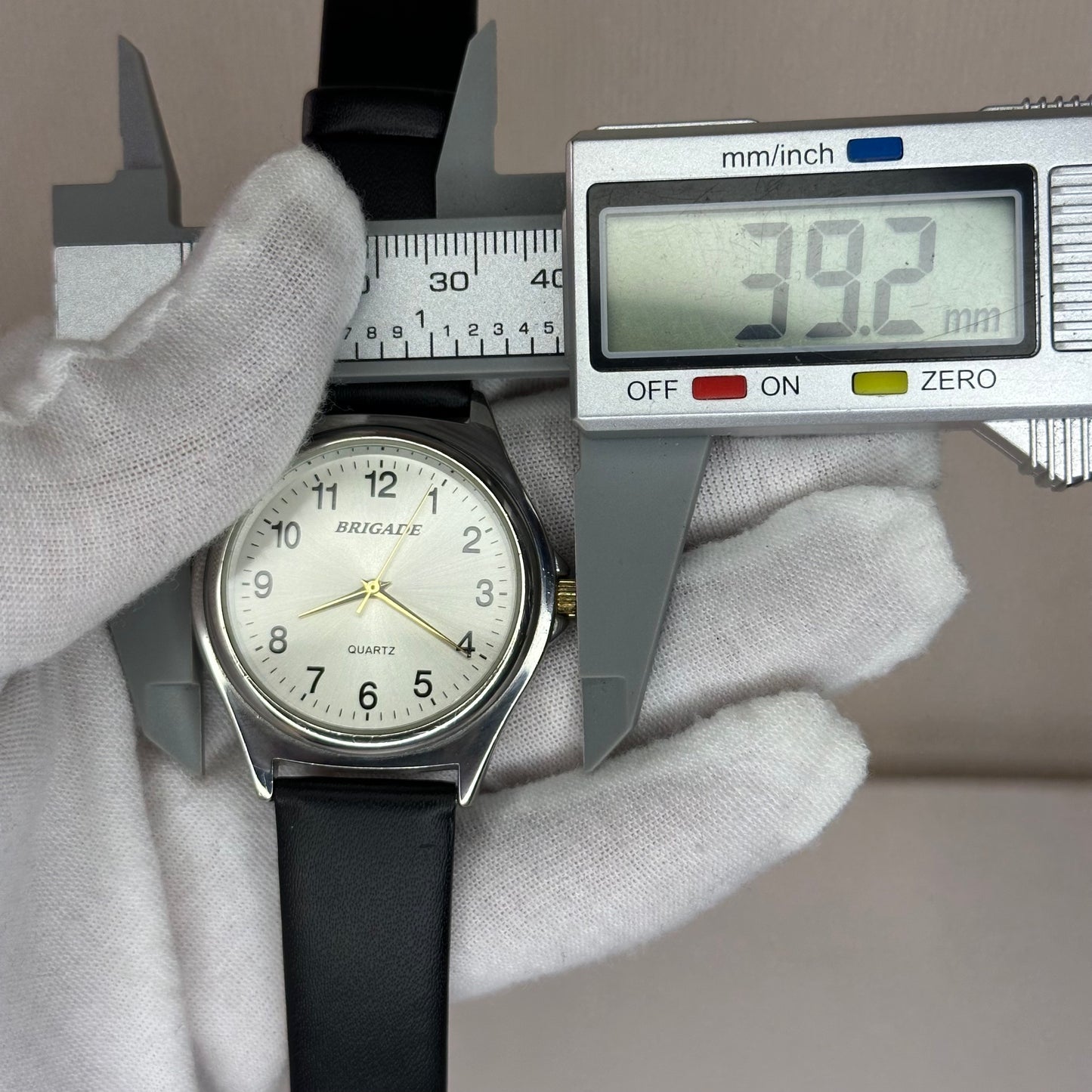 Reloj Brigade Hombre Elab. en 1999 Dial gris sunburst / Agujas doradas / Correa Nueva