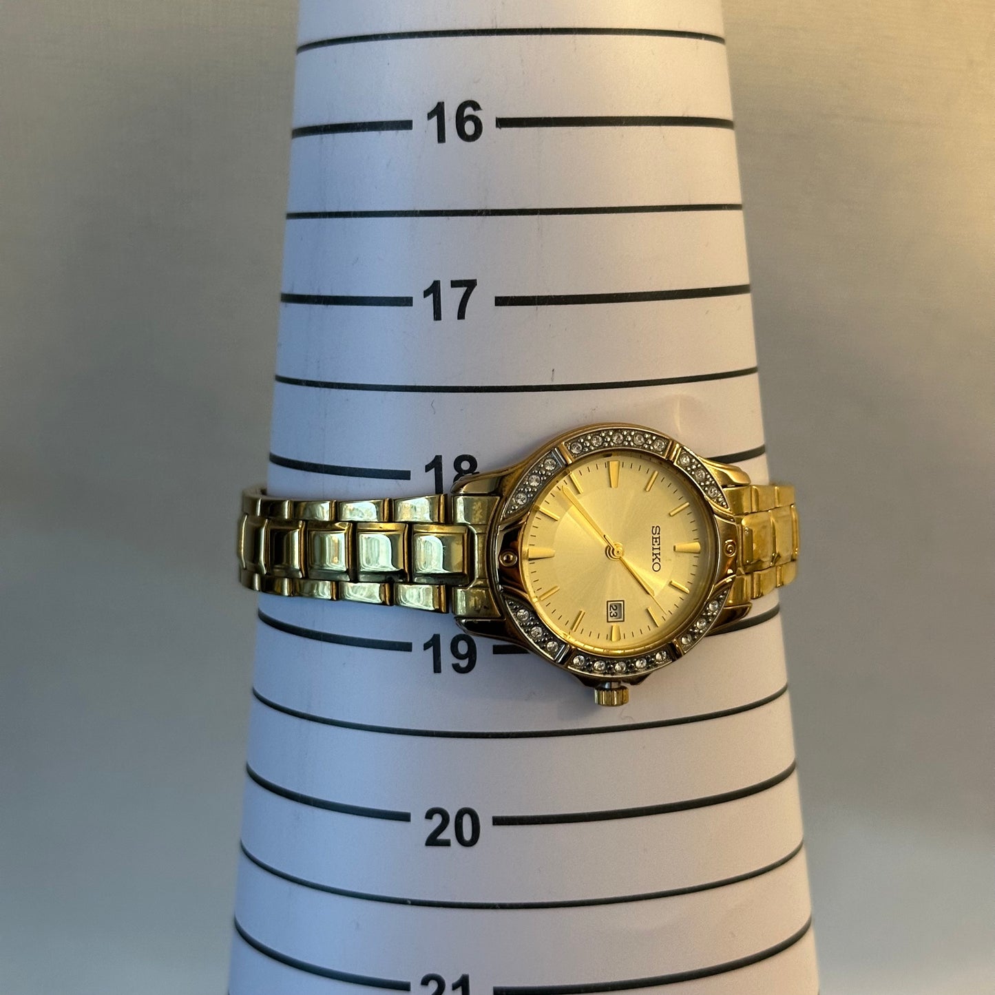 Reloj Joya SEIKO Dorado con Bisel de 22 Cristales Elab. en marzo de 2004 Impecable