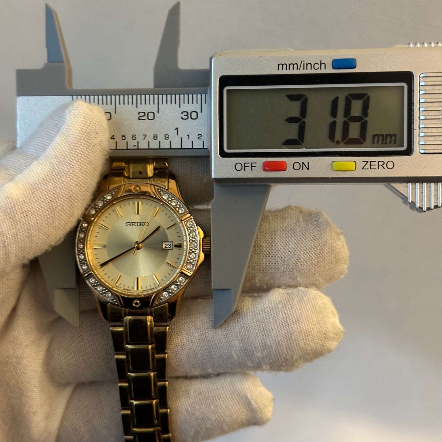 Reloj Joya SEIKO Dorado con Bisel de 22 Cristales Elab. en marzo de 2004 Impecable
