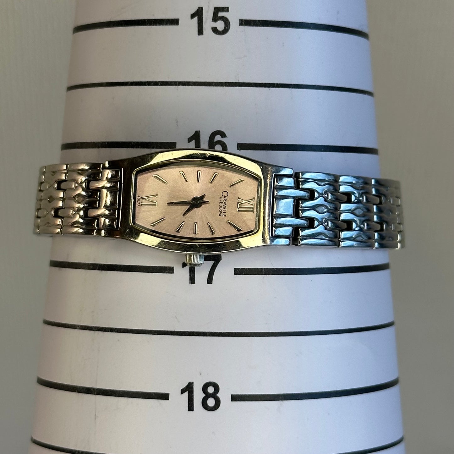 Reloj Joya Caravelle by Bulova 43L77 Año 2005 Esfera rosada Sunray y Caja Tonneau