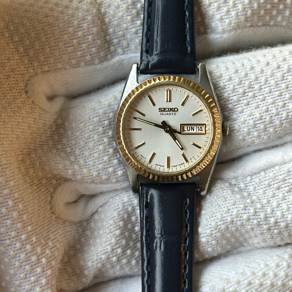 Reloj Seiko Quartz Mujer Bisel estriado dorado y calendario Día-Fecha Año 1995 Impecable