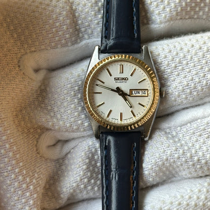 Reloj Seiko Quartz Mujer Bisel estriado dorado y calendario Día-Fecha Año 1995 Impecable