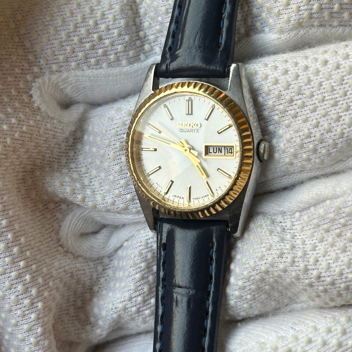 Reloj Seiko Quartz Mujer Bisel estriado dorado y calendario Día-Fecha Año 1995 Impecable