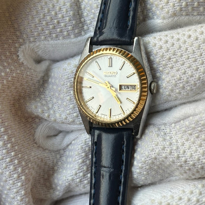 Reloj Seiko Quartz Mujer Bisel estriado dorado y calendario Día-Fecha Año 1995 Impecable