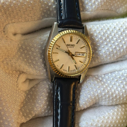 Reloj Seiko Quartz Mujer Bisel estriado dorado y calendario Día-Fecha Año 1995 Impecable
