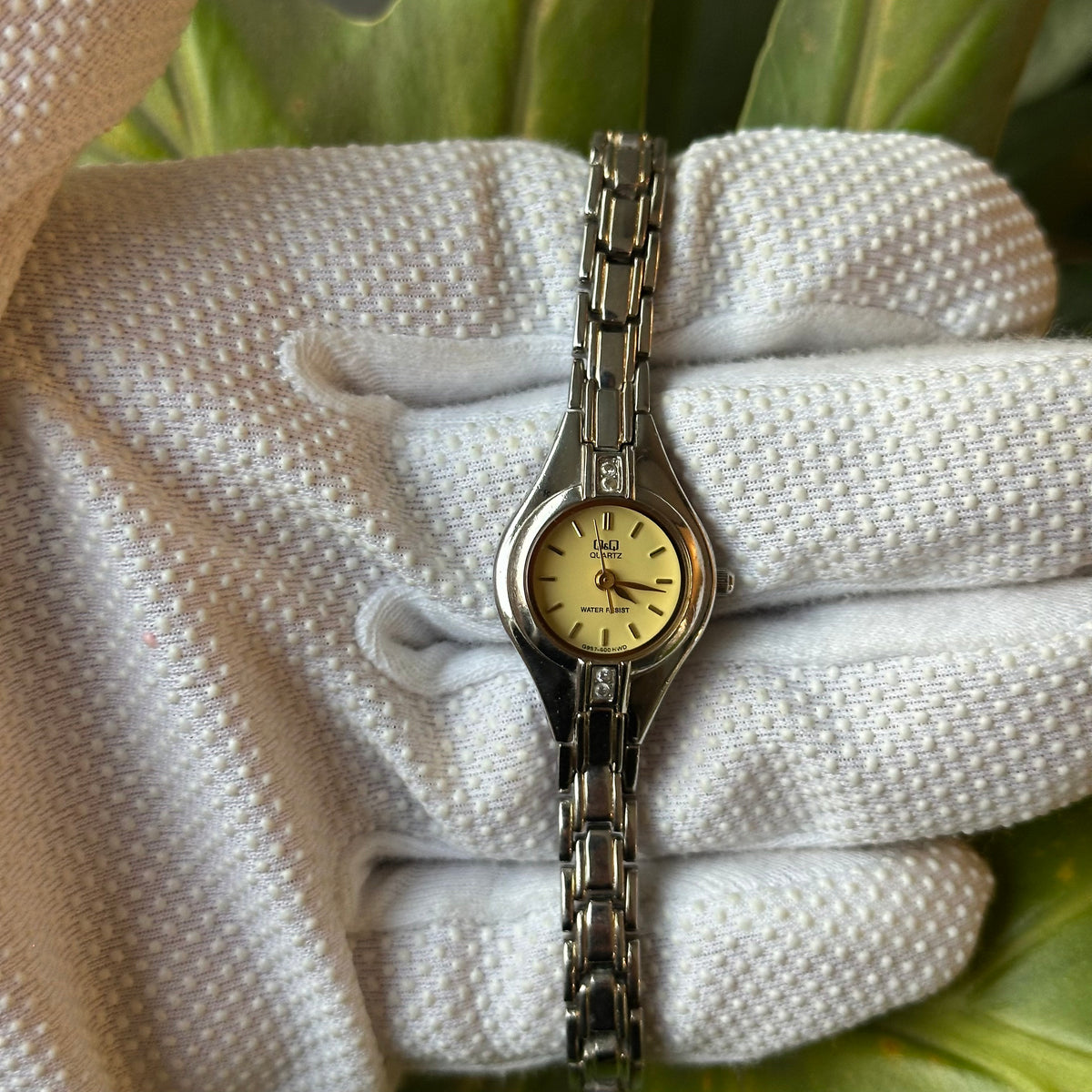 Reloj joya Q&Q G957-400 HWD brazalete integrado Años 2000s Impecable