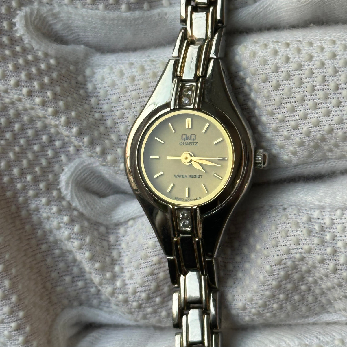 Reloj joya Q&Q G957-400 HWD brazalete integrado Años 2000s Impecable