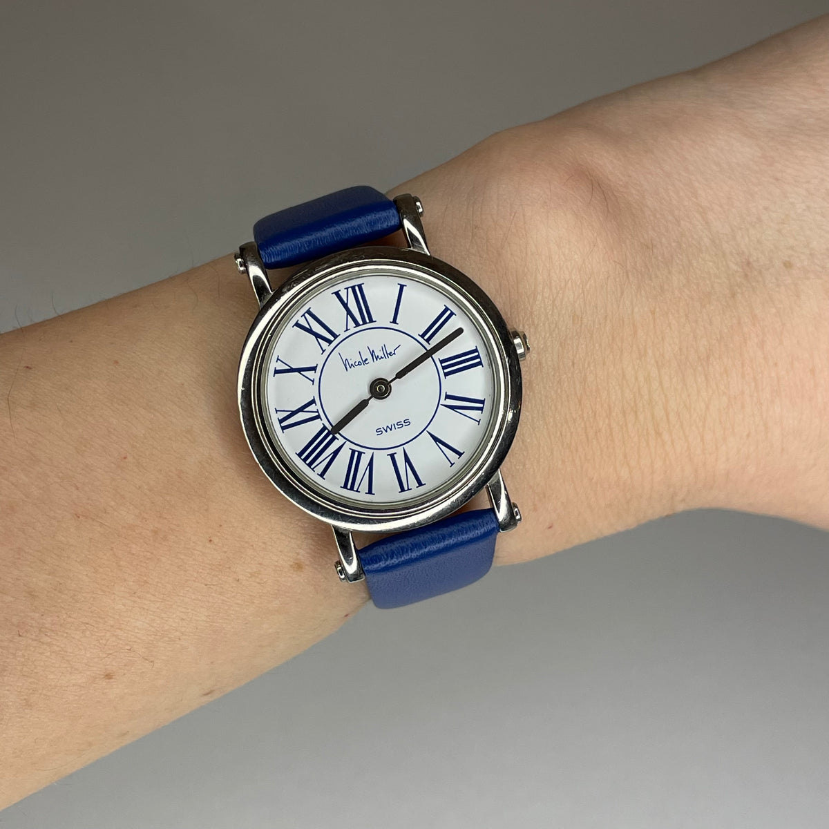 Reloj de mujer SUIZO Nicole Miller Time Flies Año 1993 Roman Blue Dial Inspiración neoclásica - fotografía 2