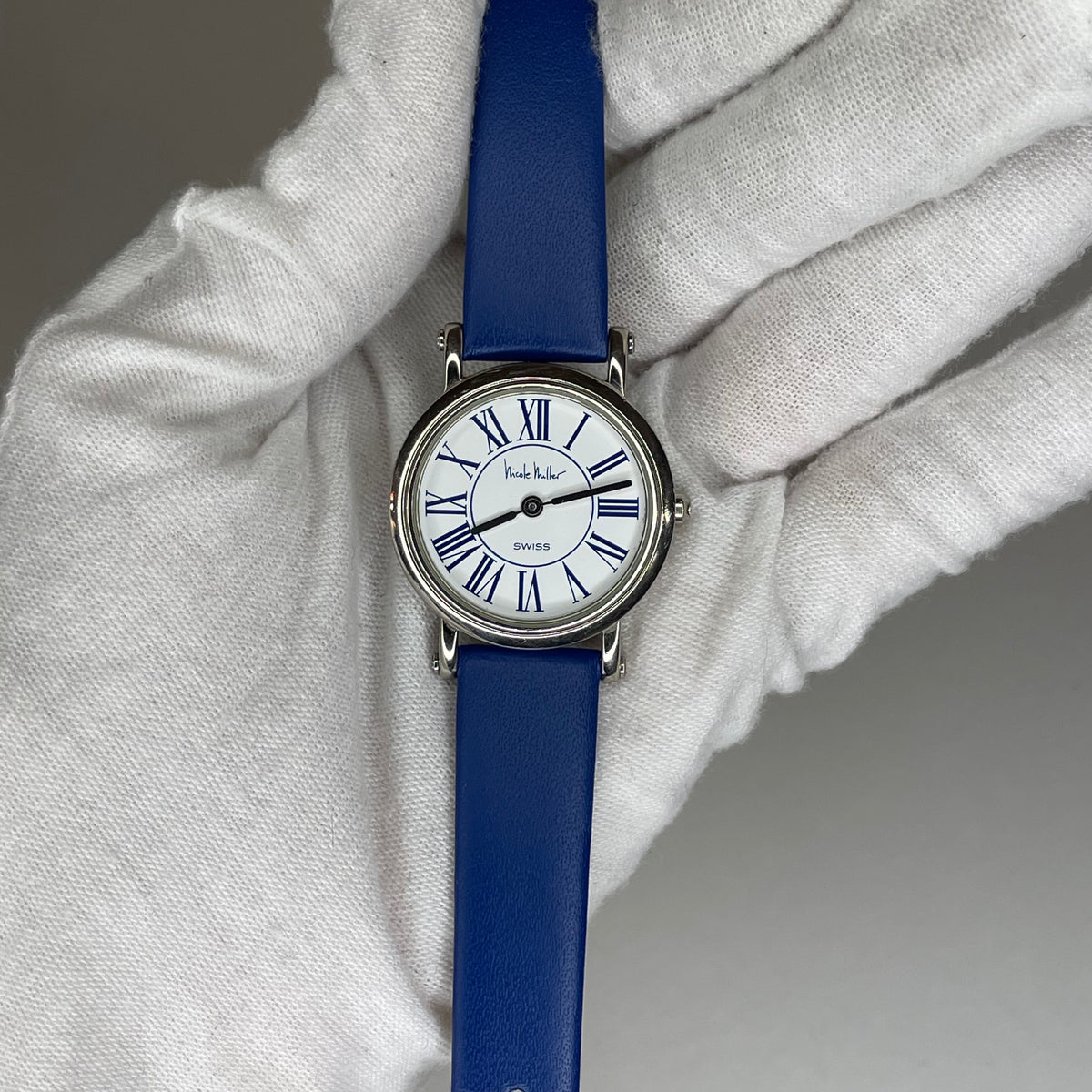 Reloj de mujer SUIZO Nicole Miller Time Flies Año 1993 Roman Blue Dial Inspiración neoclásica - fotografía 5