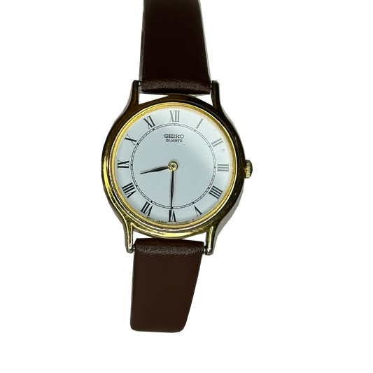 Seiko Quartz V700-6091 — vista frontal, fondo transparente