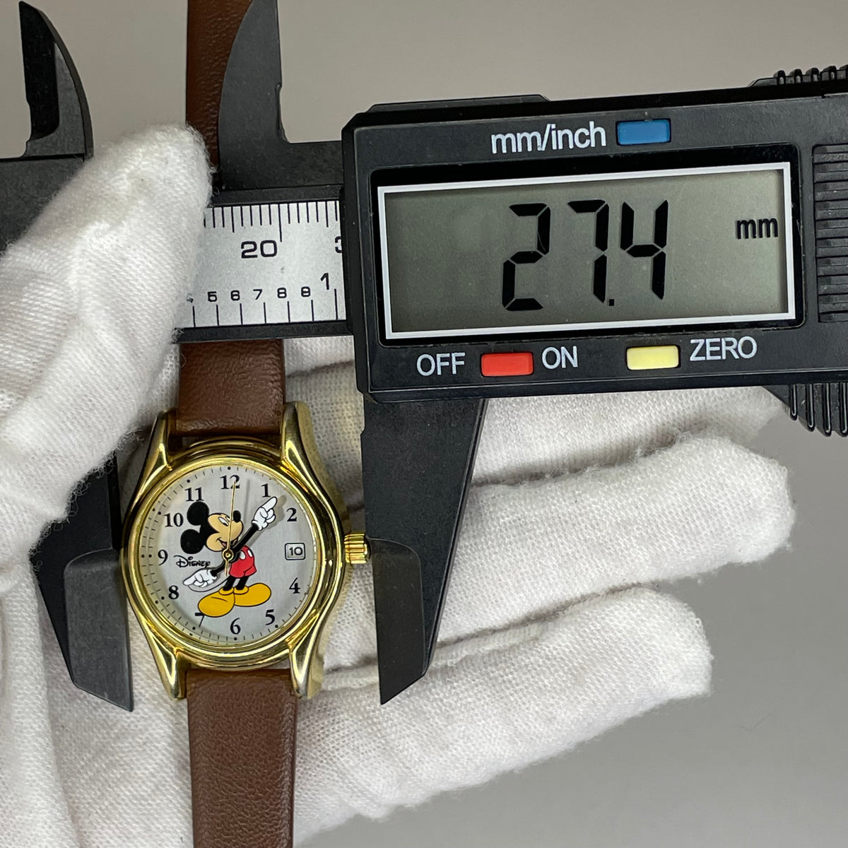 Reloj Disney Mickey Mouse MC 0076 con brazos indicadores y fechador Año 1998 Un clásico — imagen 7