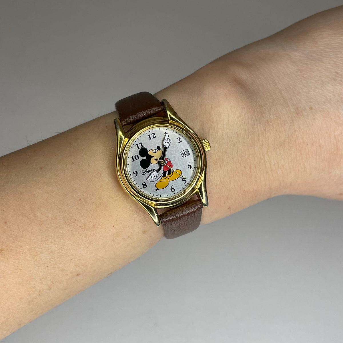Reloj Disney Mickey Mouse MC 0076 con brazos indicadores y fechador Año 1998 Un clásico — imagen 9