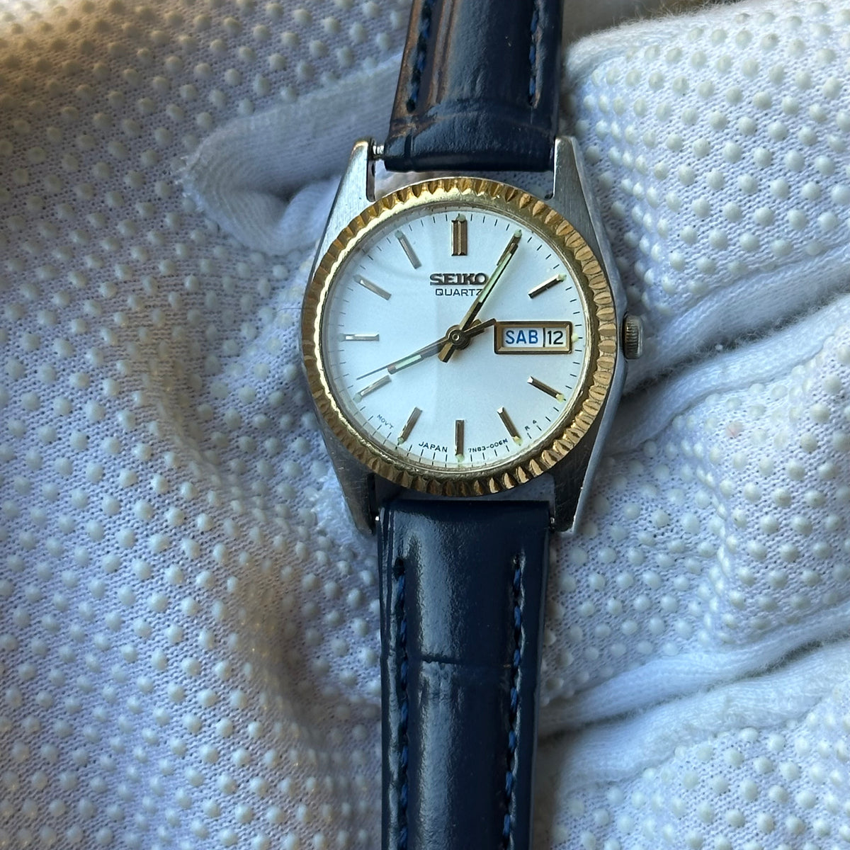Seiko Quartz Mujer Bisel estriado dorado y calendario Día-Fecha Año 1995 Impecable