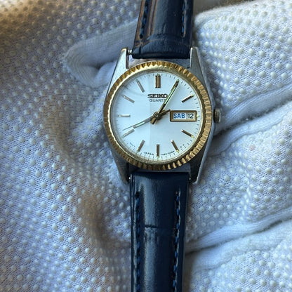 Seiko Quartz Mujer Bisel estriado dorado y calendario Día-Fecha Año 1995 Impecable