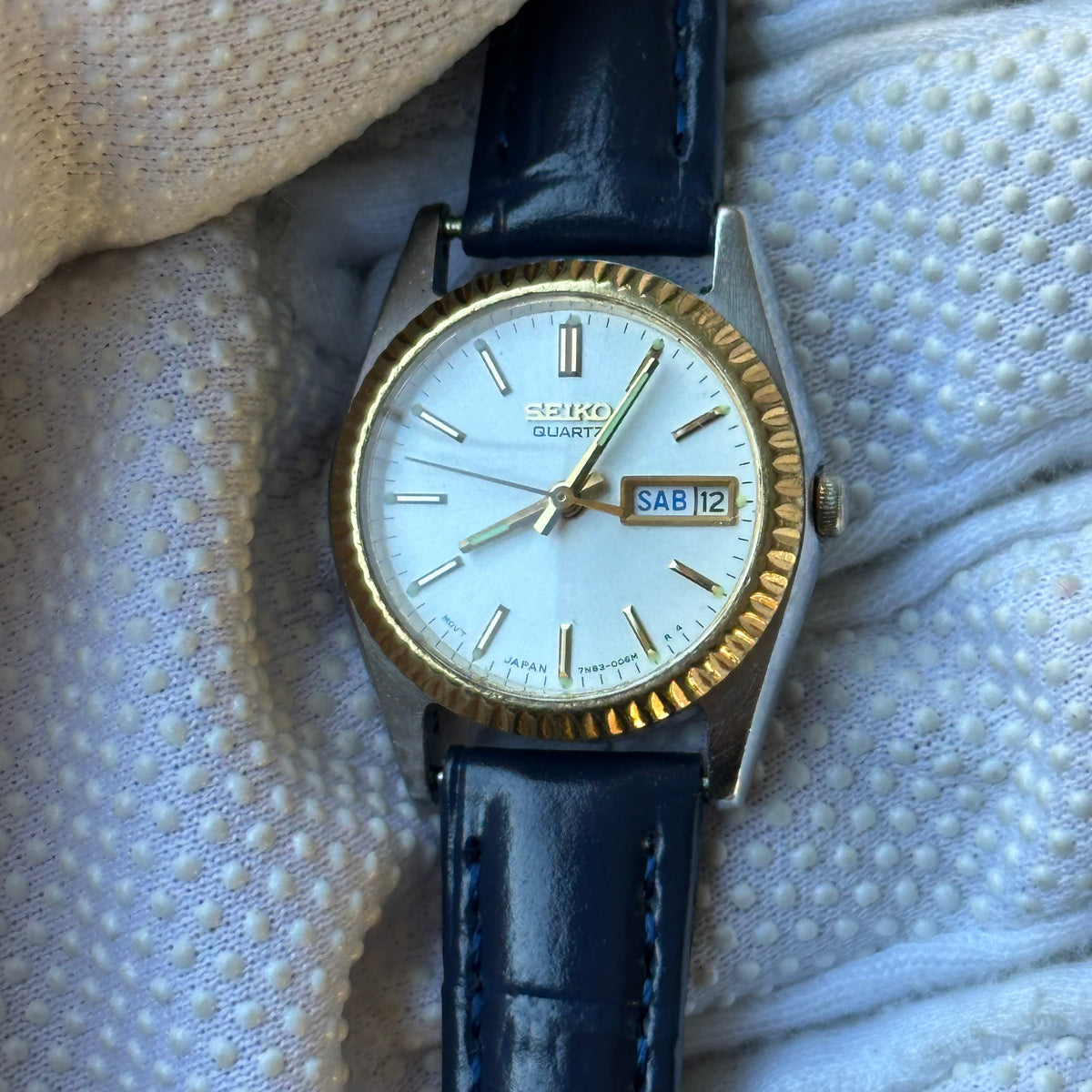 Seiko Quartz Mujer Bisel estriado dorado y calendario Día-Fecha Año 1995 Impecable