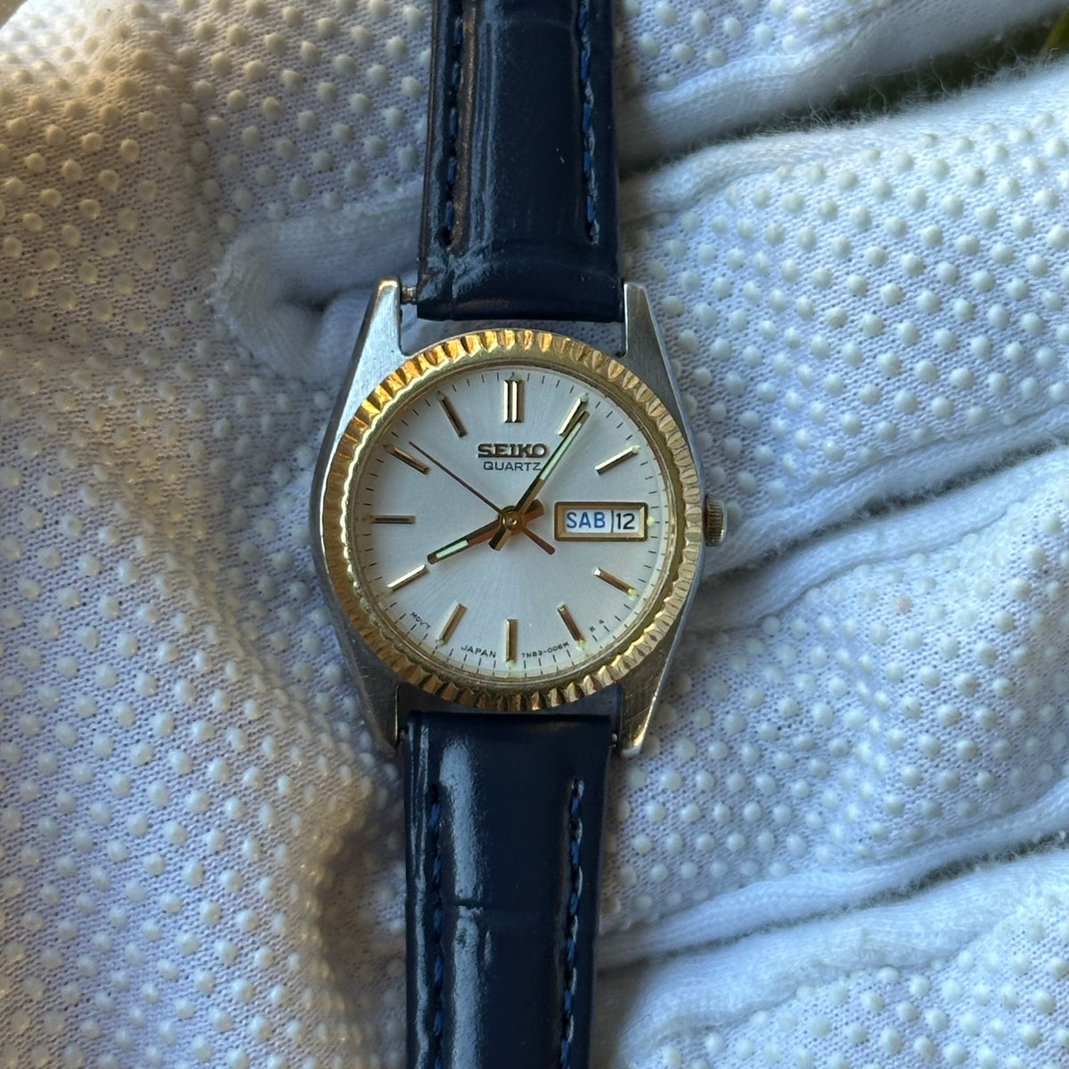 Seiko Quartz Mujer Bisel estriado dorado y calendario Día-Fecha Año 1995 Impecable
