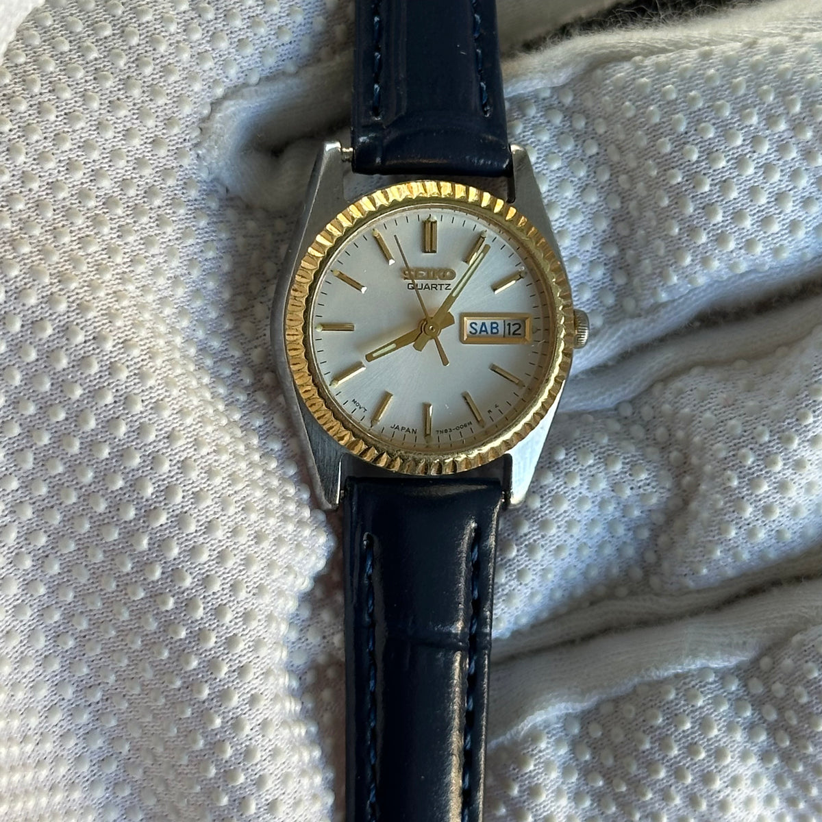 Seiko Quartz Mujer Bisel estriado dorado y calendario Día-Fecha Año 1995 Impecable
