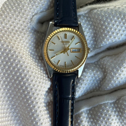 Seiko Quartz Mujer Bisel estriado dorado y calendario Día-Fecha Año 1995 Impecable