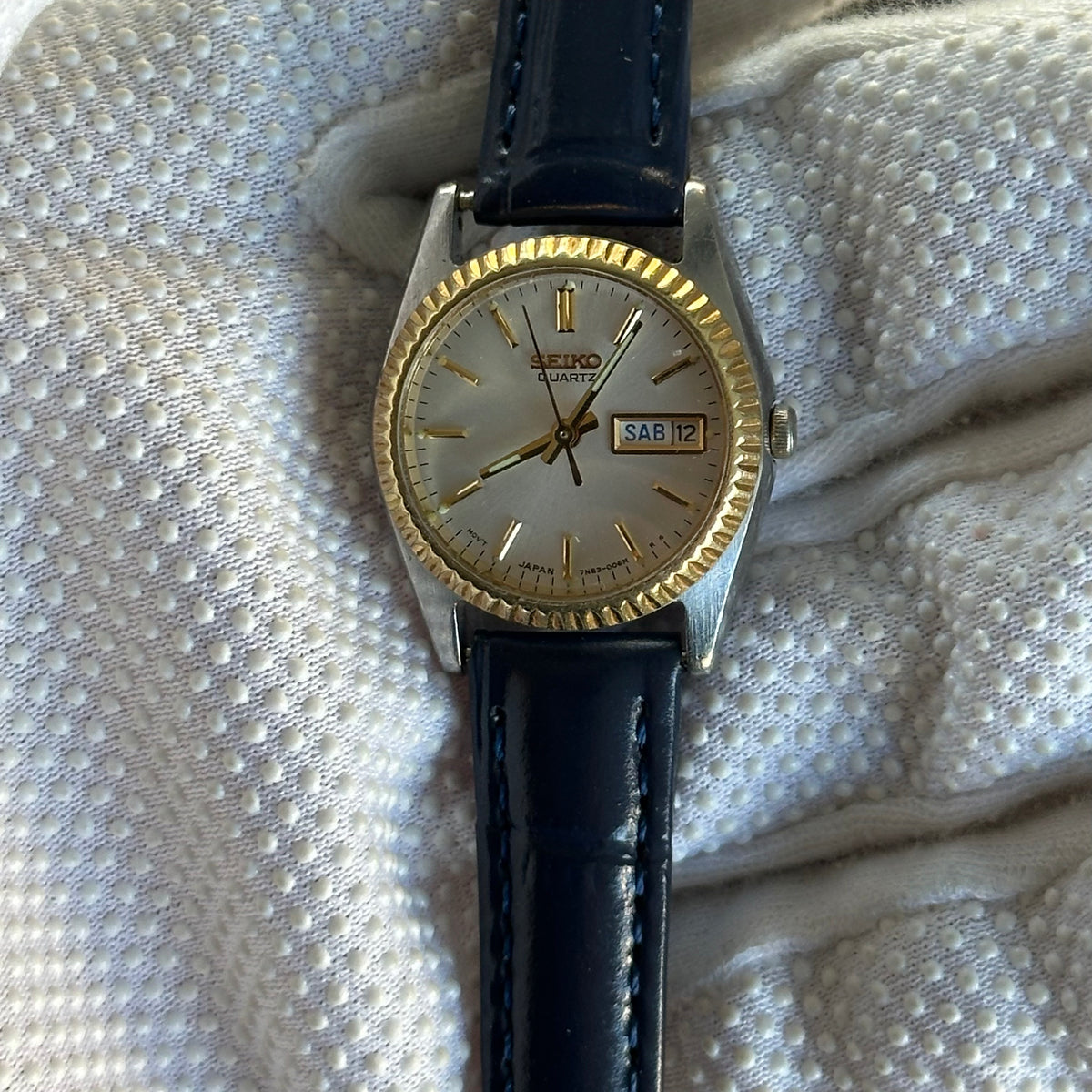 Seiko Quartz Mujer Bisel estriado dorado y calendario Día-Fecha Año 1995 Impecable