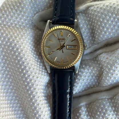 Seiko Quartz Mujer Bisel estriado dorado y calendario Día-Fecha Año 1995 Impecable