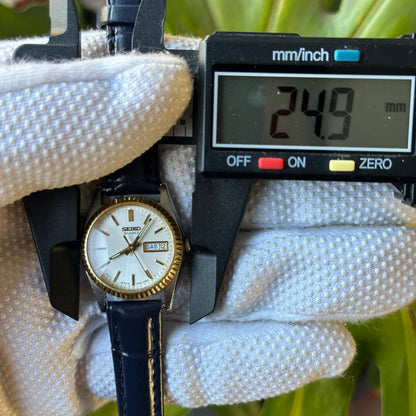 Seiko Quartz Mujer Bisel estriado dorado y calendario Día-Fecha Año 1995 Impecable