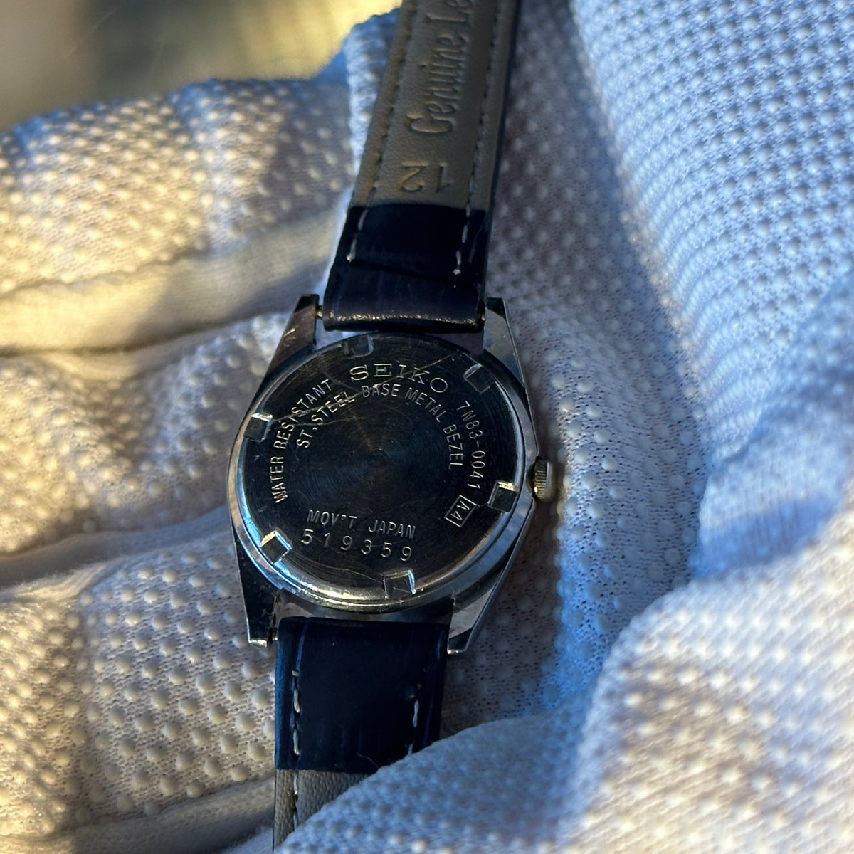 Seiko Quartz Mujer Bisel estriado dorado y calendario Día-Fecha Año 1995 Impecable