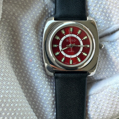 Reloj XOXO 2503 vintage - detalle de esfera roja