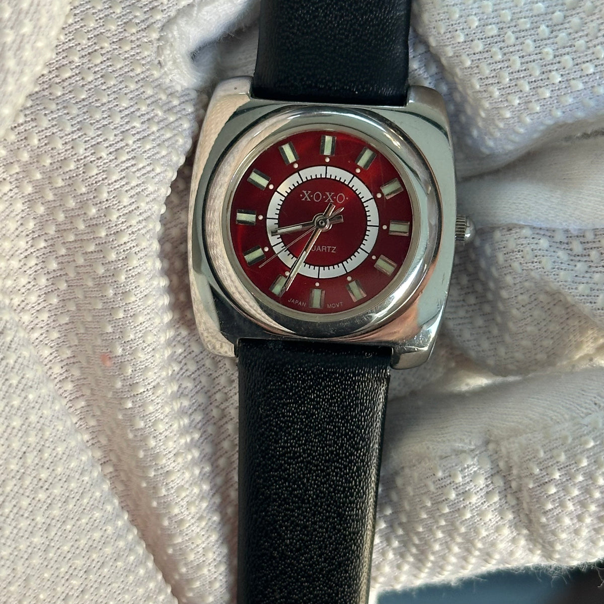Reloj XOXO 2503 vintage - vista de caja y correa