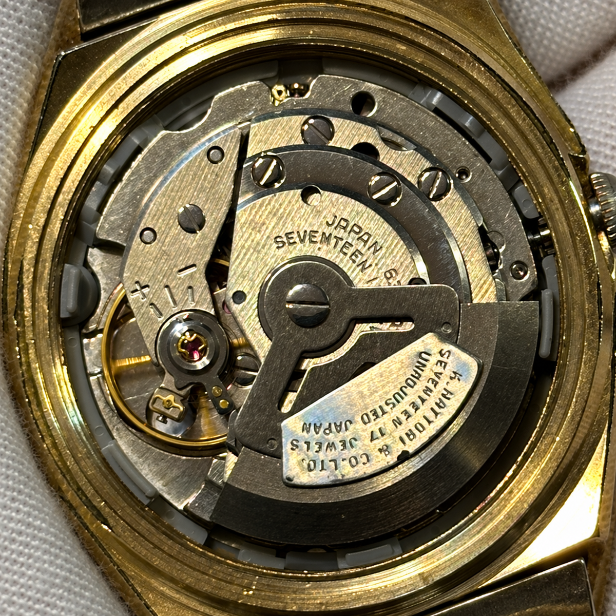 SKU 1104 - Movimiento de reloj en primer plano.png