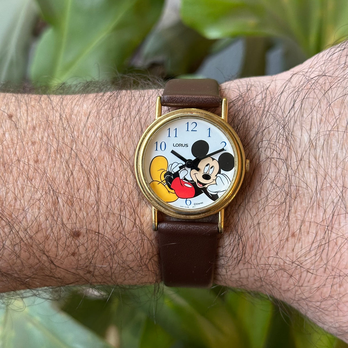 Reloj Lorus by Seiko Disney Mickey Mouse 30mm Unisex V501-8S10 Mickey recostado Año 1994 — IMG_9903.jpeg