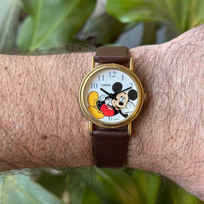 Reloj Lorus by Seiko Disney Mickey Mouse 30mm Unisex V501-8S10 Mickey recostado Año 1994 — IMG_9903.jpeg