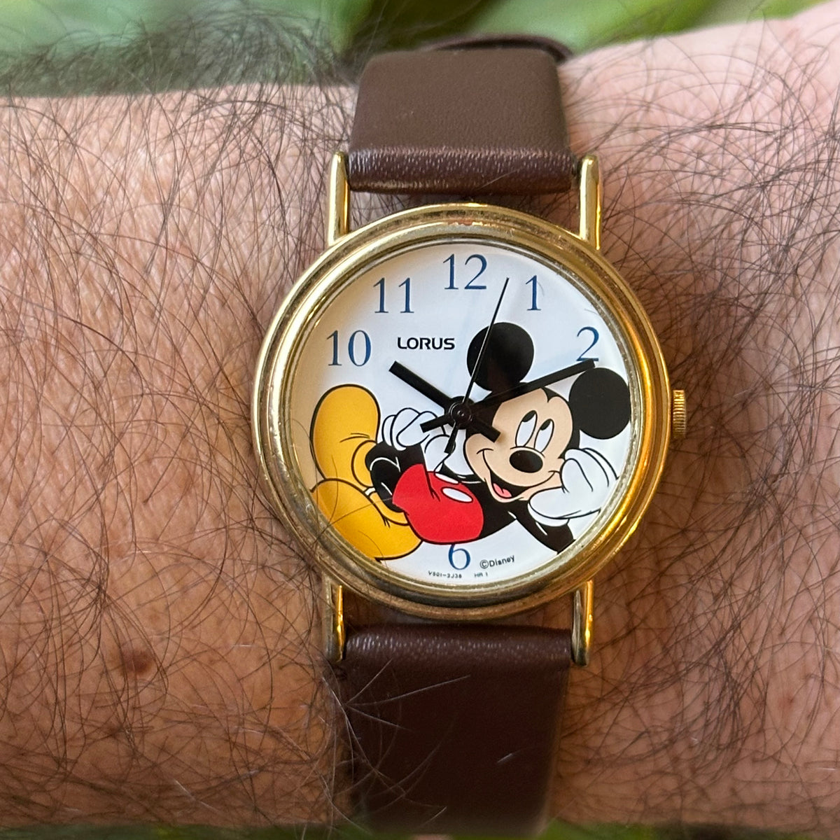 Reloj Lorus by Seiko Disney Mickey Mouse 30mm Unisex V501-8S10 Mickey recostado Año 1994 — IMG_9905.jpeg