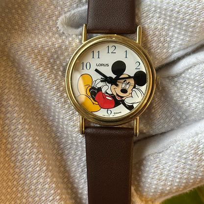 Reloj Lorus by Seiko Disney Mickey Mouse 30mm Unisex V501-8S10 Mickey recostado Año 1994 — IMG_9916.jpeg