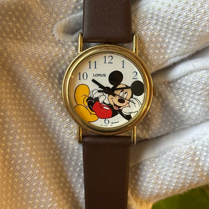Reloj Lorus by Seiko Disney Mickey Mouse 30mm Unisex V501-8S10 Mickey recostado Año 1994 — IMG_9918.jpeg