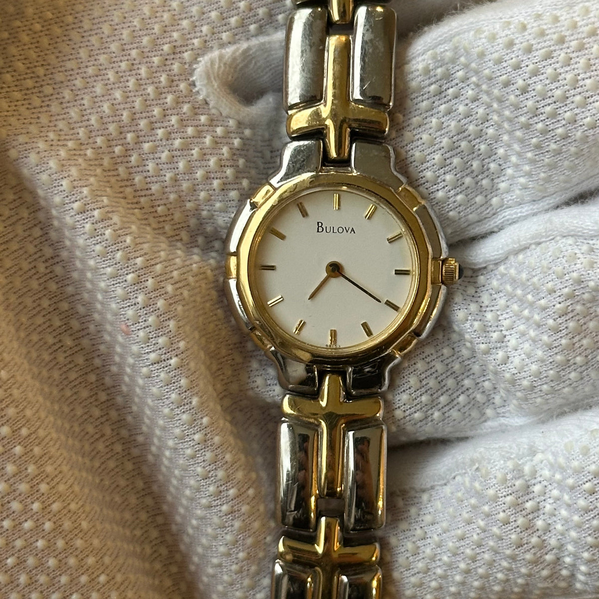Reloj Joya Bulova TwoTone Brazalete de Eslabones Cruzados Año 1995 Favor Leer — IMG_9924.jpeg