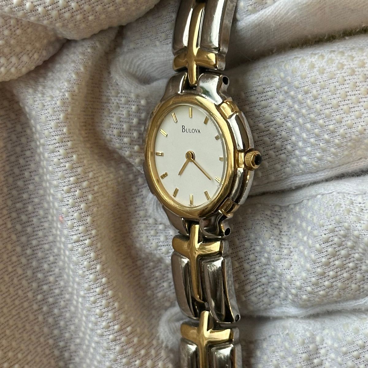 Reloj Joya Bulova TwoTone Brazalete de Eslabones Cruzados Año 1995 Favor Leer — IMG_9929.jpeg