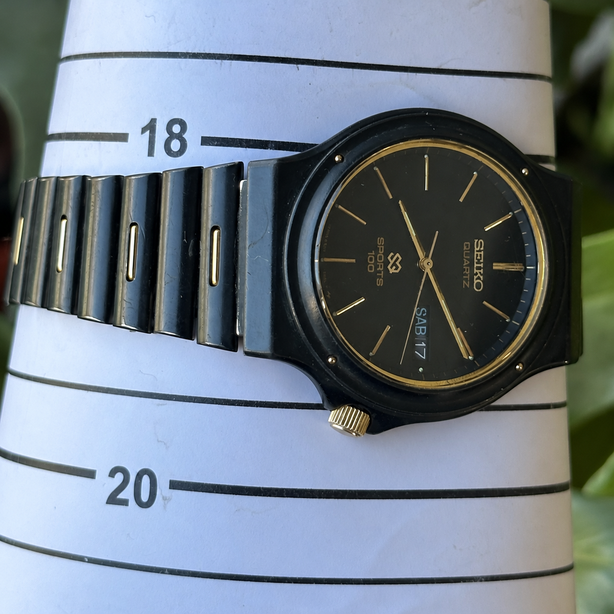 SKU 1059 — Reloj clásico en fondo técnico.png