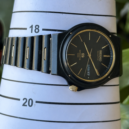 SKU 1059 — Reloj clásico en fondo técnico.png