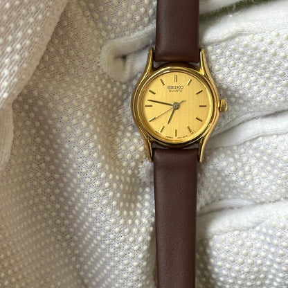 Seiko Mujer 1N01-0E19 Dial Dorado Satinado Sept. de 1998